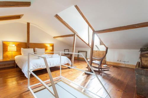 una camera da letto con letto e una scala in mansarda di Central, Charming, Quiet, Garden and Parking a Lisbona