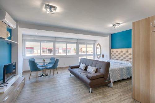エステポナにあるEstepona Real Classic Apartamentoのソファ、ベッド、テレビ付きのベッドルーム1室が備わります。