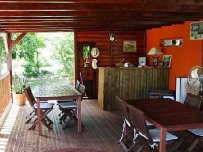 聖弗朗西斯的住宿－Le Neem，一间带木桌的用餐室和一间餐厅