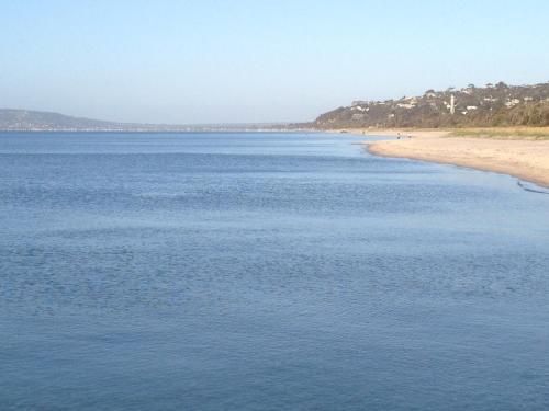 a view of the beach from the shoreline at Luxurious 3 Bedroom Townhouse. 900mt Walk To The Rosebud's Best Beach in Rosebud