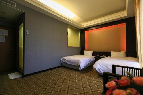 a hotel room with two beds in a room at Wanli Spa & Resort in Wanli
