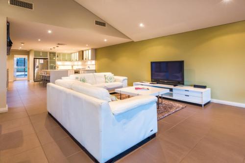 TV a/nebo společenská místnost v ubytování Regency Beach Club