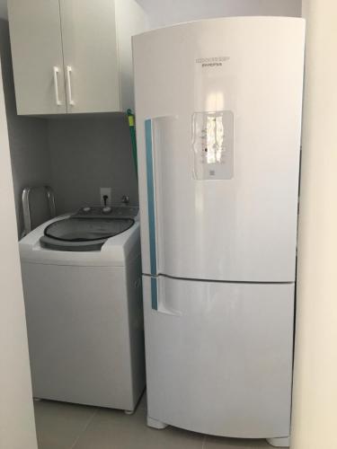 uma cozinha com um frigorífico e uma máquina de lavar roupa em Loft New York em Niterói