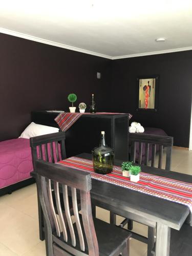 Un comedor con una mesa y dos sillas. en Departamentos "Oli", en Mendoza