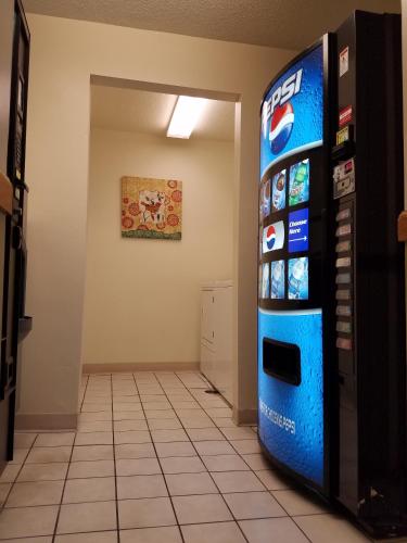 Super 8 by Wyndham DeKalb ILにあるテレビまたはエンターテインメントセンター