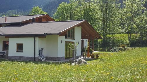 ビーバーヴィアーにあるZugspitzchaletsの小白花畑