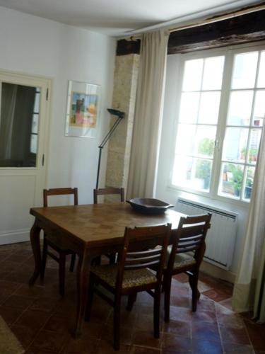 une salle à manger avec une table et des chaises en bois dans l'établissement Terraube Bis, à Terraube