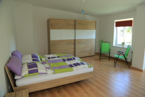 Schlafzimmer mit einem Bett mit einem Kopfteil aus Holz in der Unterkunft Ferienwohnung Brandenburger Straße in Potsdam
