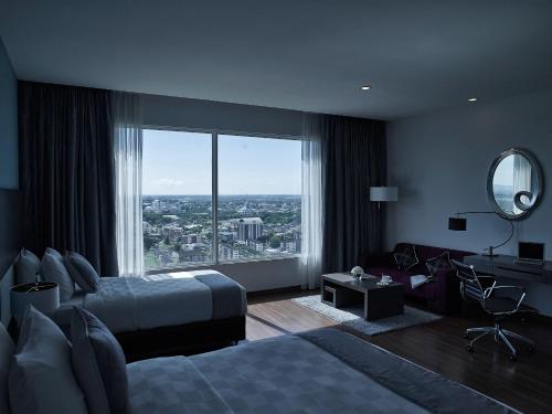 Una cama o camas en una habitación de Pullman Kuching