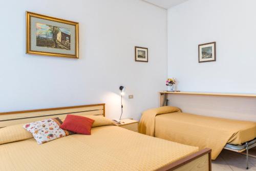 Кровать или кровати в номере Hotel Cristina