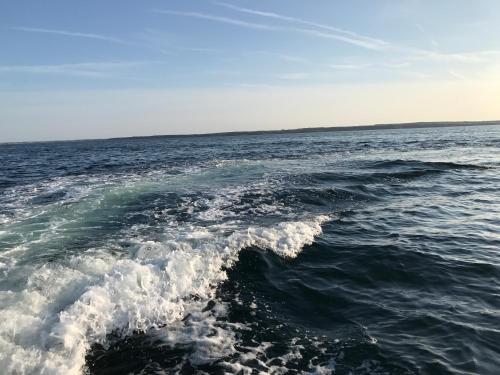 un'onda nell'acqua su una barca nell'oceano di Blue Crest Cottages a North Rustico