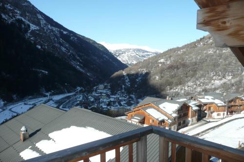 a view from the balcony of a resort in the mountains at Montagne Duplex-Orelle 9 pers. avec SPA in Orelle