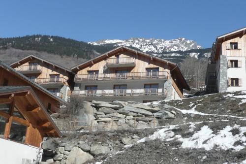 a building on top of a mountain with snow at Montagne Duplex-Orelle 9 pers. avec SPA in Orelle