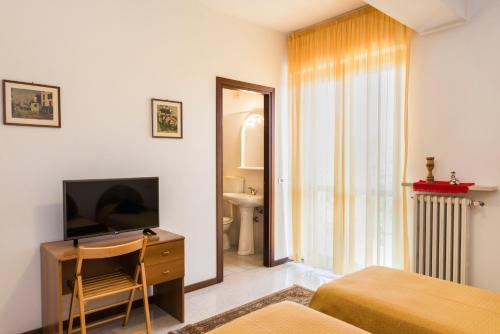 Телевизор и/или развлекательный центр в Hotel Cristina