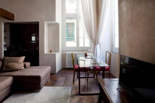 A seating area at Charming Genova | Residenza d'epoca