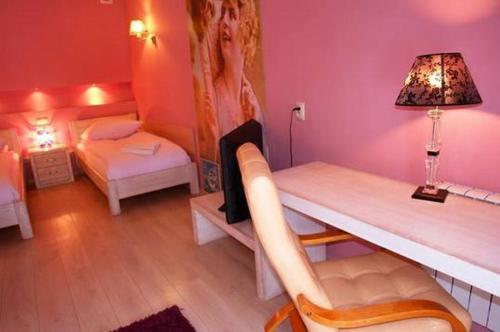 a room with a bedroom with a desk and a bed at Zajazd U Dudziarza in Kościan