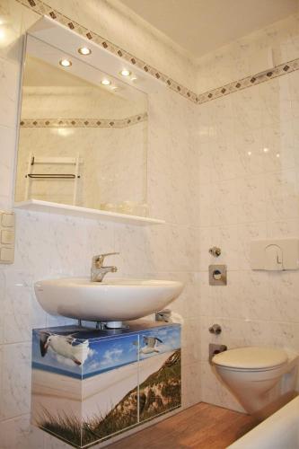a bathroom with a sink and a toilet at Komfortferienwohnung Strandgut in Sassnitz