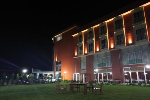 um edifício com uma mesa à frente à noite em Shilla Hotel em Velimeşe