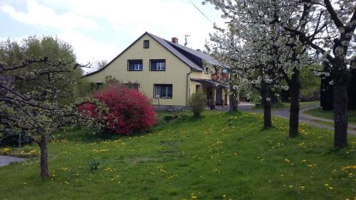 Staré KřečanyにあるNa Kopci 84の木々と緑の芝生が茂る丘の上の家