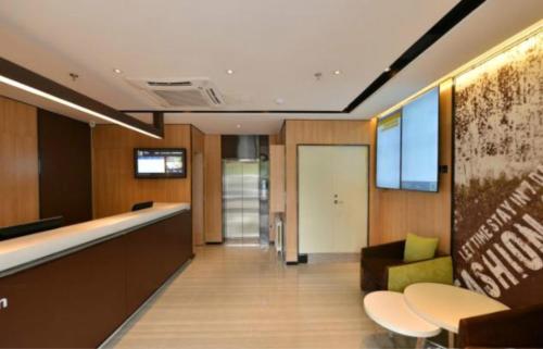 vestíbulo de oficina con recepción y sofá en IU Hotel Beijing Zhongguancun Zhichunli en Pekín