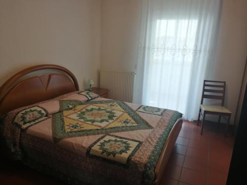 ein Schlafzimmer mit einem Bett mit einer Decke darauf in der Unterkunft Grado Exclusive Apartment in Grado