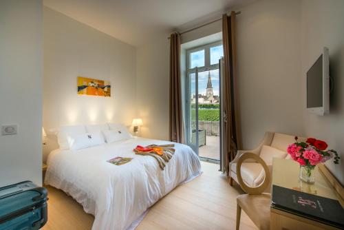 Habitación de hotel con cama y ventana en Château & Spa de la Cueillette en Meursault