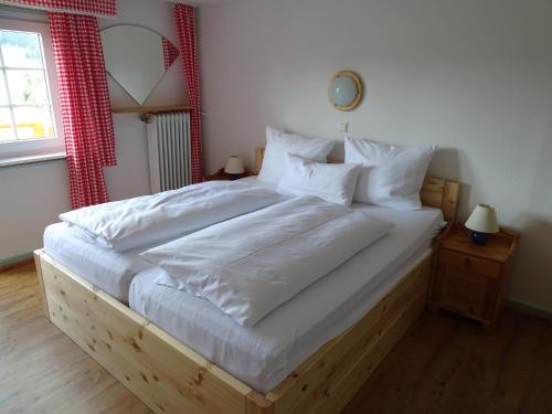 Un pat sau paturi într-o cameră la 's Jägermatt
