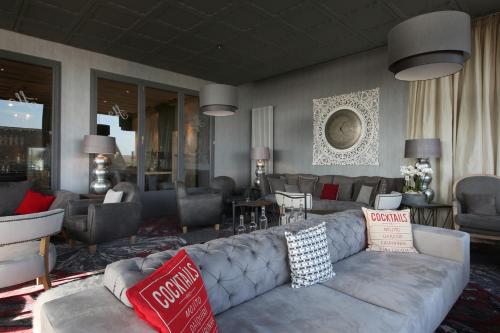 a large living room with a couch and chairs at Nägler´s Fine Lounge Hotel in Oestrich-Winkel