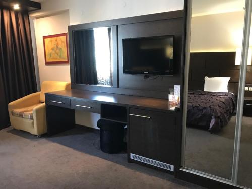 Una televisión o centro de entretenimiento en Hotel Kardinal