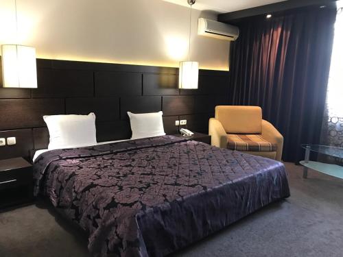 Tempat tidur dalam kamar di Hotel Kardinal