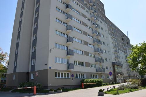 duży budynek apartamentowy z mnóstwem okien w obiekcie Pokoje Gościnne O-ES-HA w Warszawie