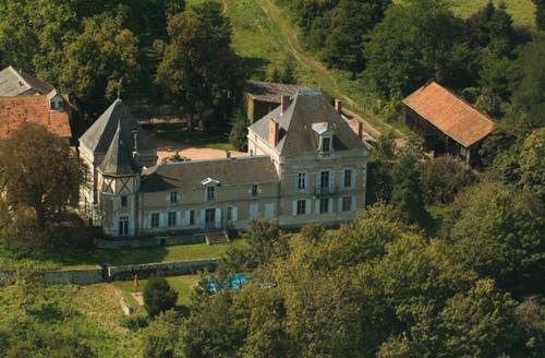 Pohľad z vtáčej perspektívy na ubytovanie Château de Gerbe