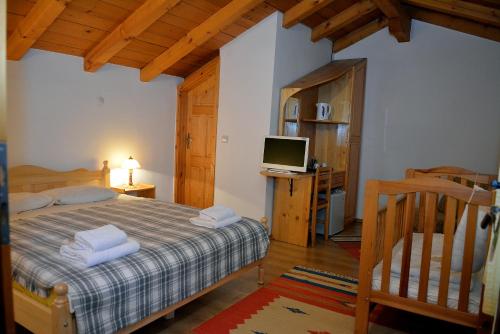 En eller flere senge i et værelse på Trenchova Guest House