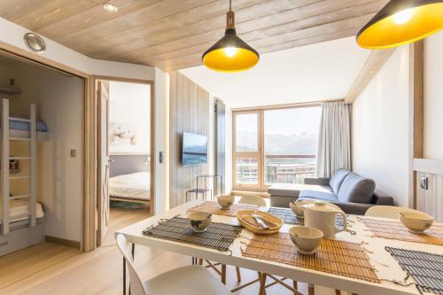 une cuisine et un salon avec une table et des chaises dans l'établissement Résidence Nova, à Arc 1800