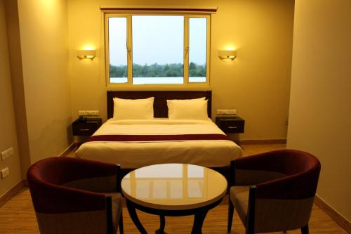 Postel nebo postele na pokoji v ubytování Hotel Dasaprakash