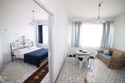 1 dormitorio con 1 cama, 1 mesa y 1 silla en Magda Dom, en Taormina