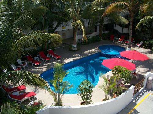 an aerial view of a pool with chairs and umbrellas at Hotel Palapa Palace Inn in Tuxtla Gutiérrez