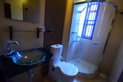 A bathroom at Kovalam Beach Hotel