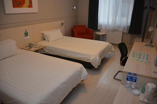 Una cama o camas en una habitación de JinJiang Inn Tianjin Steel Tube Company