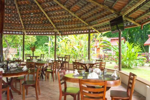 Restaurace v ubytování La Foresta Nature Resort