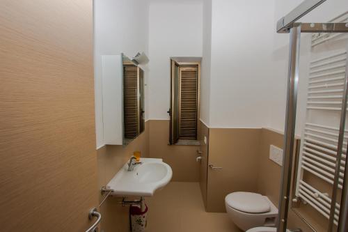 ポルト・ダスコリにあるAppartamenti via del Mareのバスルーム(洗面台、トイレ、鏡付)