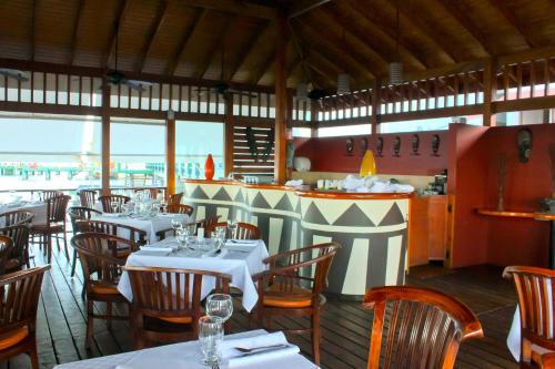 un ristorante con tavoli, sedie e un bancone di Decameron Los Delfines - All Inclusive a San Andrés