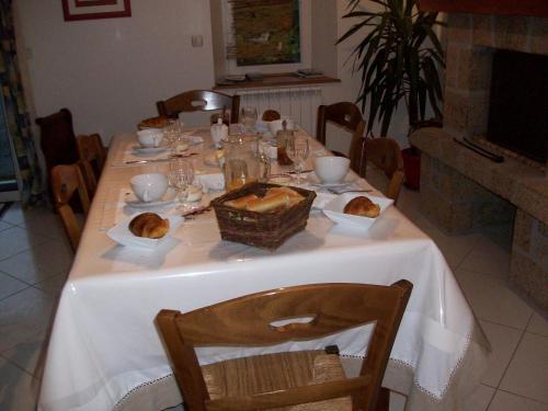 una mesa con un mantel blanco y comida en ella en Chambres d'Hotes la Belle Taille, en Lassay