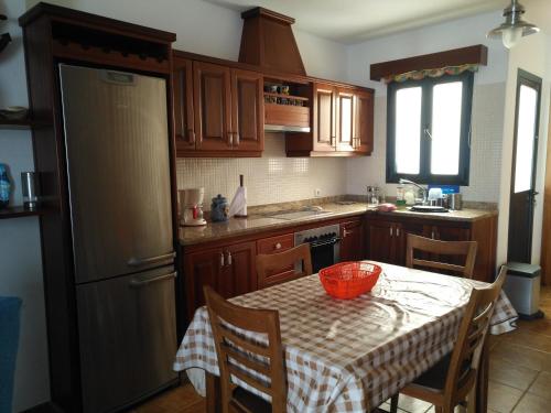 A kitchen or kitchenette at Casa la Caleta