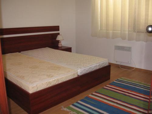Tempat tidur dalam kamar di Sveti Stefan Guest House