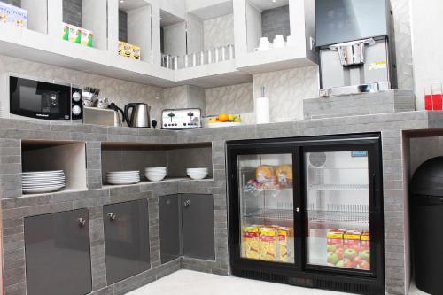 Dapur atau dapur kecil di Flexistay Leicester Gable Aparthotel