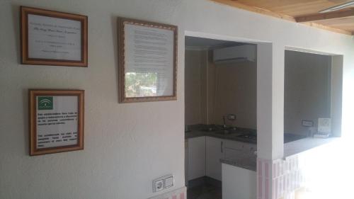 cocina con fregadero y espejo en la pared en The Cozy Home, en Gibraleón