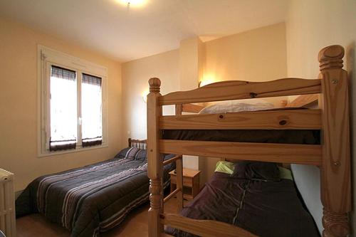 - une chambre avec 2 lits superposés et une fenêtre dans l'établissement Hotel Restaurant l'Avenir, à Saint-Pierre-des-Corps
