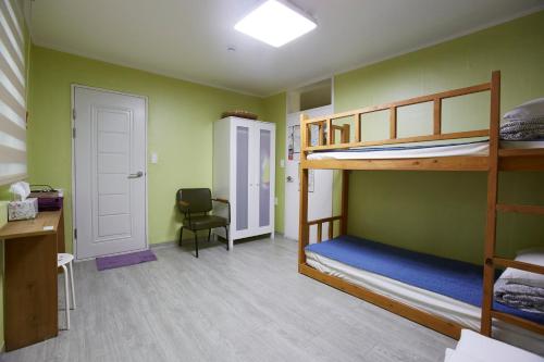 Postel nebo postele na pokoji v ubytování Hans House