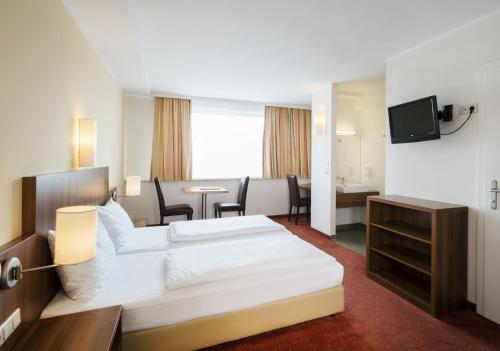 TV a/nebo společenská místnost v ubytování Hahn Hotel Vienna
